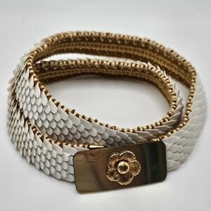 VINTAGE White Plastic Fish Scale Stretch Belt Gold Tone Flower Buckle 31-41"